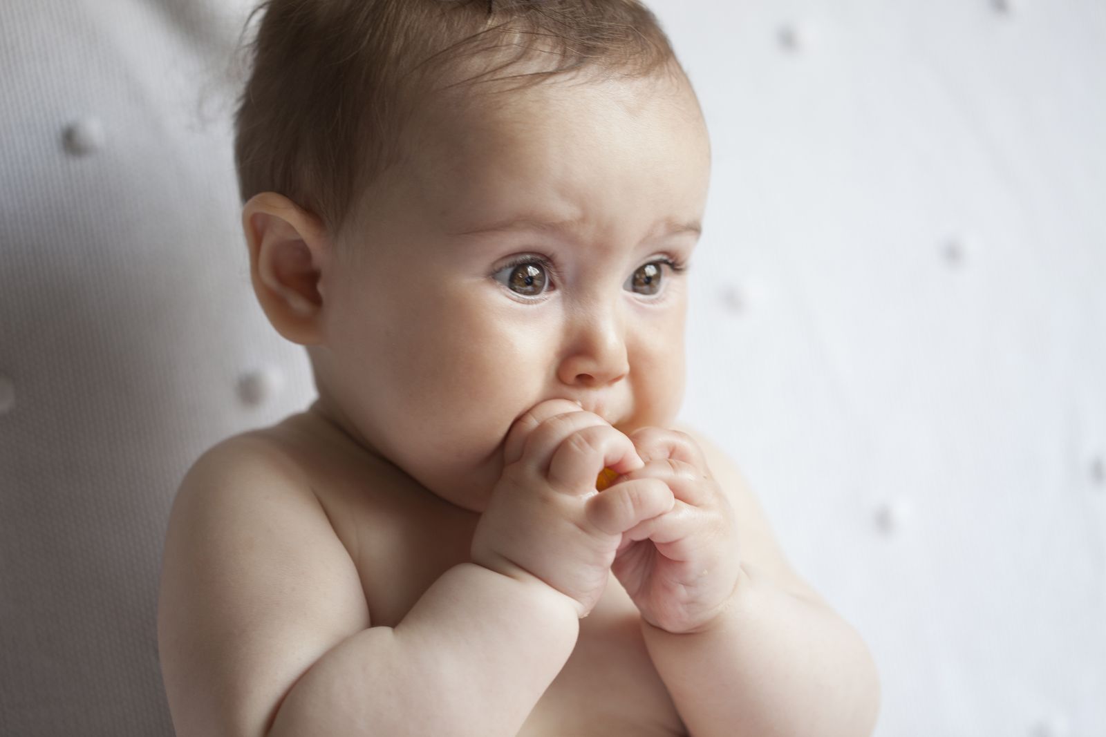 Baby steckt die Hand in den Mund