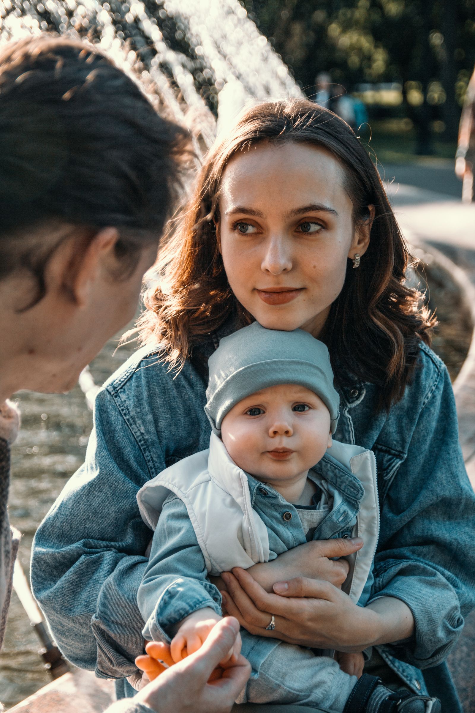 Junge Mutter mit Baby im Arm