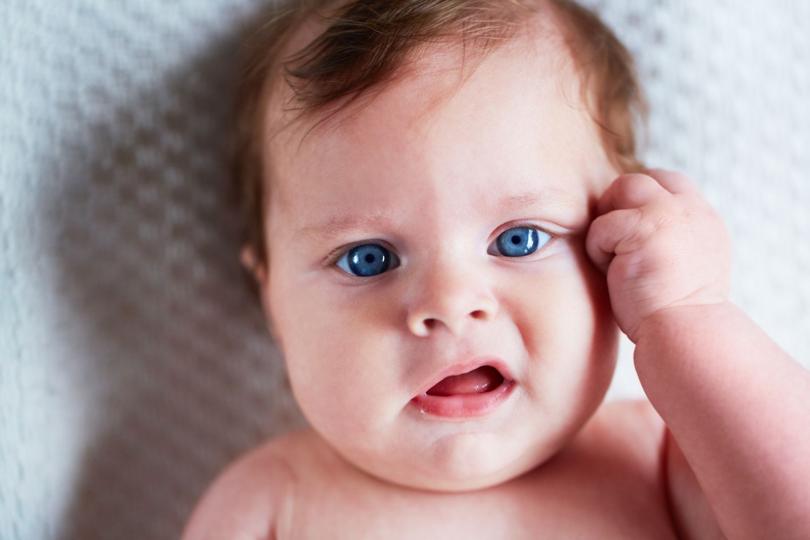 Baby schaut aufmerksam