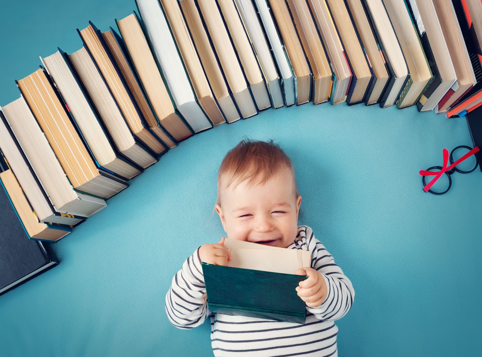 Kleinkind mit Büchern